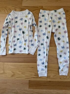 Hanna Andersson Cream Pajama Set with Blue, Purple, Yellow and Black Starbursts